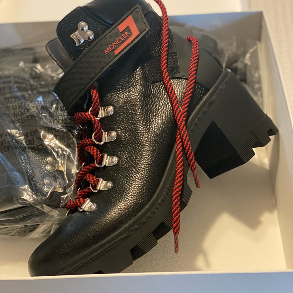 MONCLER
Black Carol Hiking Boots